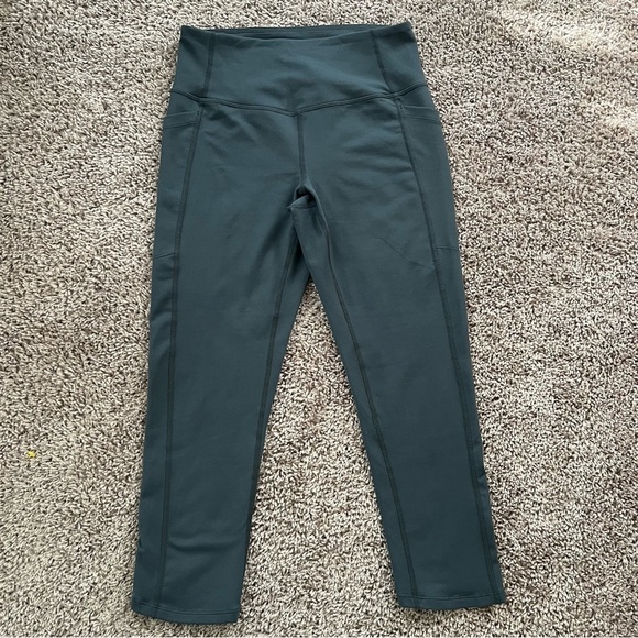 {Zella} Green Cropped Leggings with Pockets - Picture 1 of 10